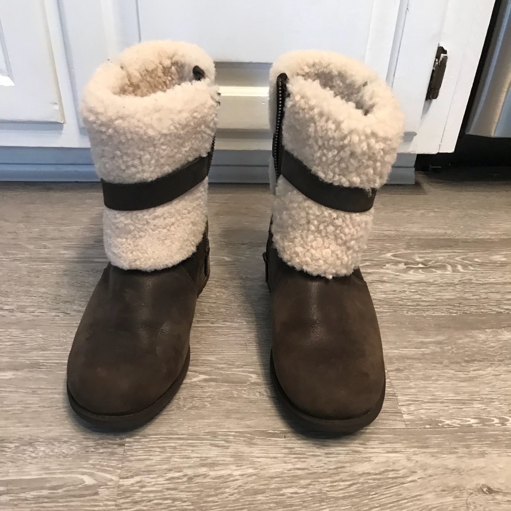 Authentic ugg leather short boot women’s 9  Brown